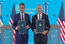El ministro de Economía y el embajador de EEUU firmaron un acuerdo de información tributaria.