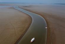 Sequía en la amazonia. Un barco navega por una sección del río Amazonas afectada por la grave sequía, cerca de Manacapuru, (Brasil).