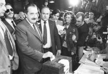 Raúl Alfonsín votando