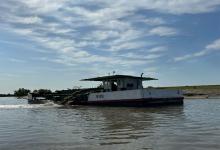 Imagen de archivo de la embarcación que es denunciada por dragar en el río Gualeguay.