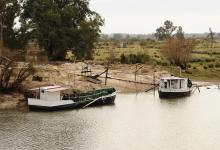 Imagen de archivo de dos barcos areneros de la empresa Arenera Vita sobre el río Gualeguay.
