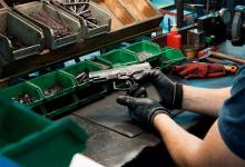 El gobierno desregulación las exigencias para fabricar y vender armas. Ahora es más fácil su acceso.