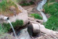 Los efluentes industriales son una de las causas de contaminación de río y arroyos en la provincia.