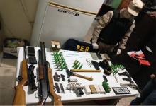 Además de las armas, se detuvieron a dos personas de 27 y 39 años.
