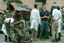 Agentes del FBI e investigadores de Kenia tras el atentado en Nairobi, en 1998.