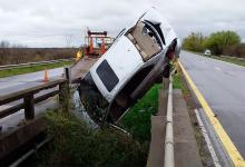 Un auto chocó el guardarrail en ruta 12 y quedó sobre la baranda del puente