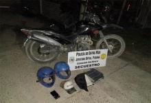 La moto y otras pertenencias que le fueron secuestradas al detenido, sospechado de intervenir en el robo en San Benito.