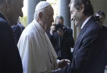 Imagen de archivo del papa Francisco y Gustavo Béliz, quien fue nombrado como miembro ordinario de la Academia Pontificia de Ciencias Sociales. 
