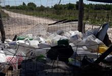 Desconocidos arrojaron unos cien envases de agrotóxicos en el ingreso al basural de Pueblo General Belgrano. La denuncia se radicó en la Fiscalía y se espera que la Municipalidad aporte las filmaciones de las cámaras de video vigilancia para dar con los responsables.