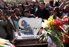 Familiares y amigos asistieron, ayer, al funeral de uno de los muertos en Sacaba.