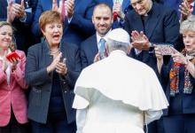La directora gerente del FMI, Kristalina Georgieva, el ministro de Economía de Argentina, Martín Guzmán, y el Papa Francisco en una conferencia en el Vaticano.