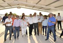Acompañado por Héctor Motta, el gobernador recorrió el Complejo Avícola de Alta Bioseguridad Cobise II que construye el grupo empresario en Conscripto Bernardi, con una inversión de 16 millones de dólares. 