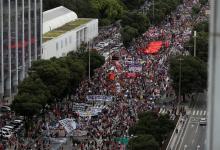 Masiva marcha en Río de Janeiro contra Bolsonaro. 