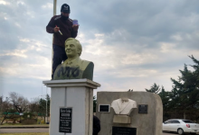 Volvieron a violentar el busto de Kirchner en Concepción del Uruguay