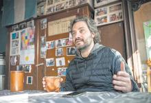 El jefe de Gabinete, Santiago Cafiero, en la unidad básica Justicia Social que está ubicada en uno de los ingresos a La Cava, en Rolón y Neyer, en San Isidro.