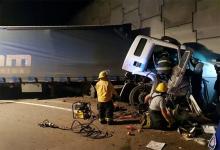 Lamentablemente el conductor del camión falleció tras el impacto del pesado rodado contra el paredón del puente que eleva la Autovía Nacional N° 18.