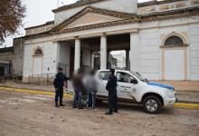 Momento en que la Policía detuvo a dos personas por sustraer elementos del Cementerio Norte de Gualeguaychú.