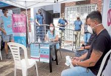 En algunos centros de salud, se compran las dosis remanentes o con las mismas se vacunan amigos del lugar.