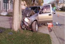 La camioneta impactó primero contra una farola y luego contra un árbol en la localidad de María Grande. Su conductor sufrió lesiones graves.