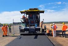Comenzó el proceso de asfaltado de la nueva pista del Aeropuerto Comodoro Pierrestegui de Concordia.