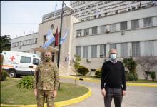 El director del Hospital Militar Central, Sergio Maldonado junto al investigador principal, Fernando Polack