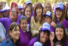 Cristina Kirchner, junto a mujeres que son promotoras de género en los barrios. 