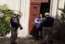Instante en que personal de Prefectura informa al sacerdote de la apertura de la causa judicial por haber violado la cuarentena. El cura admitió el error y se disculpó por la peregrinación convocada el Viernes Santo.