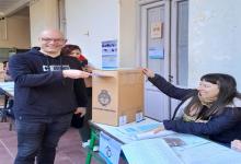 Dante Klocker al emitir su voto en la Escuela Moreno de Paraná.