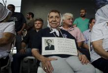 Una madre de la Plaza de Mayo retratada durante una ceremonia frente a la Casa Rosada, en marzo de 2016.