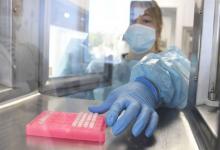 Científica trabaja con dosis del coronavirus en la República Oriental del Uruguay.
