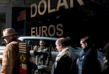 Alta demanda de dólares, una constante de las últimas semanas. Para mañana, los bancos reforzaron la liquidez en toda su red e incluso algunas entidades consideran extender el horario de atención al público.