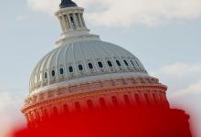 La cúpula del Capitolio, inclinada, parcialmente cubierta con un borrón rojo brillante.