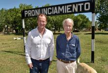 El gobernador junto a su padre, quien había nacido en Pronunciamiento hace 84 años.