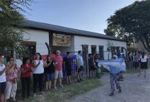 La comunidad educativa de la Escuela Pablo Haedo de Gualeguaychú realizó ayer un abrazo simbólico para protestar por el deterioro de su infraestructura y la ausencia del Estado provincial. (Fotos Ricardo Santellán).