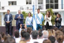 Agustín Vernice y Rocío Sanchez Moccia recibieron la bandera argentina para los Odesur