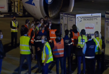 El Presidente recibió en Ezeiza al vuelo que trajo 800 mil vacunas desde China