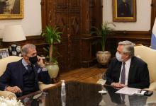 Alberto Fernández con el presidente de la DAIA, Jorge Knoblovits