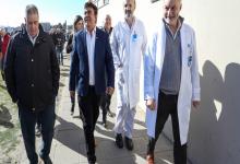 El intendente Fernando Espinoza, en una recorrida por el Hospital René Favaloro, en Rafael Castillo.