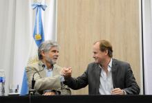 El ministro de Ciencia, Daniel Filmus y el gobernador Gustavo Bordet se saludan luego de anunciar una inversión de 283 millones de pesos para la construcción del Centro Tecnológico Nacional del Arroz en Entre Ríos.