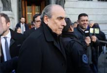 El jefe de gabinete, Guillermo Francos, sale del Senado de la Nación.
