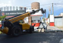 Patronato recibió las nuevas columnas de iluminación y comenzó su instalación en el Grella