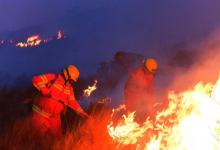 El frente del incendio continúa siendo de ocho kilómetros y el fuego ahora avanza hacia Villa Giardino.
