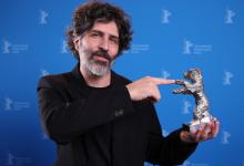 El director argentino Iván Fund con el Oso de Plata de la Berlinale.