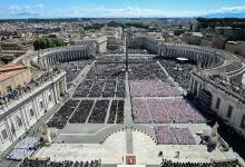 La imagen captada desde la Basílica de San Pedro muestra una vista general del ataúd del difunto Papa Francisco durante la ceremonia fúnebre en la Plaza de San Pedro.