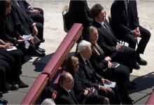 Javier Milei, junto a su hermana Karina, en la Plaza de San Pedro en el funeral del papa Francisco.