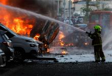 Los lanzamientos de cohetes desde Gaza provocaron innumerables incendios. En la imagen un bombero apaga las llamas de varios vehículos tras el ataque palestino en la ciudad israelí de Ashkelón.