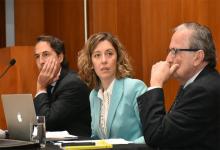 Imagen de archivo de Cecilia Goyeneche en el Jury de Enjuiciamiento, junto a sus dos abogados defensores.