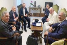 Martín Guzmán con el Nobel Joseph Stiglitz y el Papa Francisco 