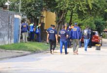 La policía trabaja en el lugar para registrar indicios del posible autor del homicidio (Foto Diario Uno de Paraná). 