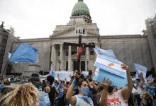 Los manifestantes que rechazan el proyecto oficial para legalizar el aborto se concentran en el Congreso, donde el debate comenzará el martes que viene.